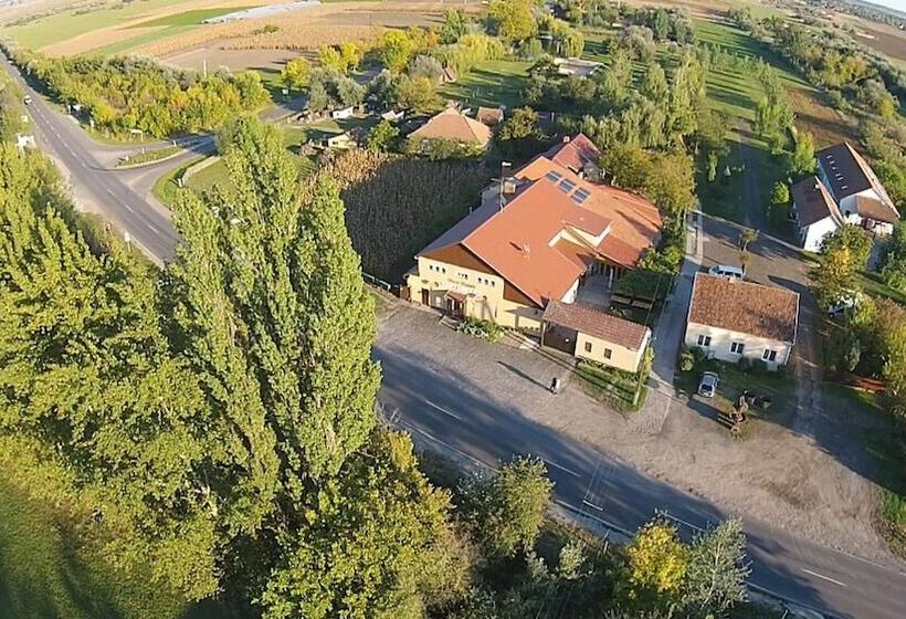 Forró Fogadó & Bauer Bistro