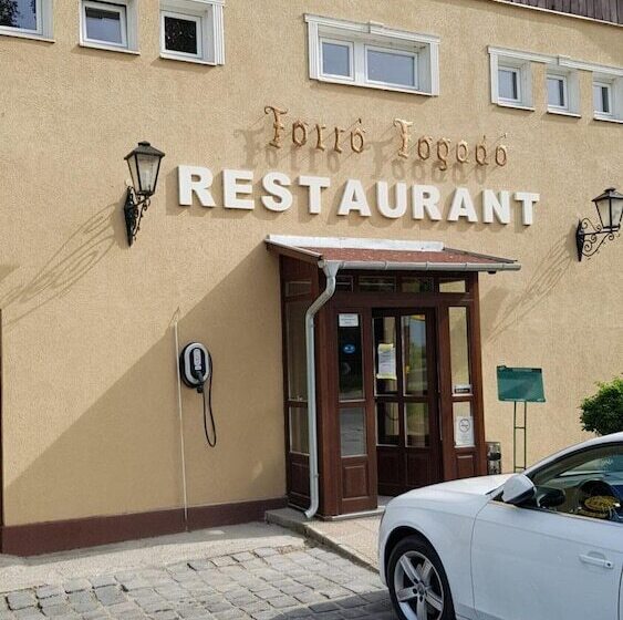Forró Fogadó & Bauer Bistro
