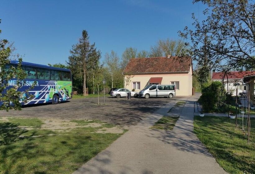 Forró Fogadó & Bauer Bistro