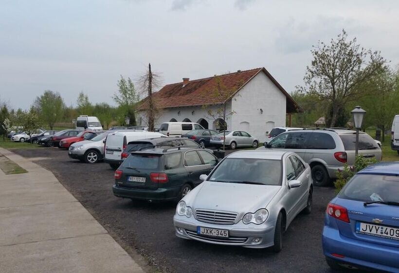 Forró Fogadó & Bauer Bistro