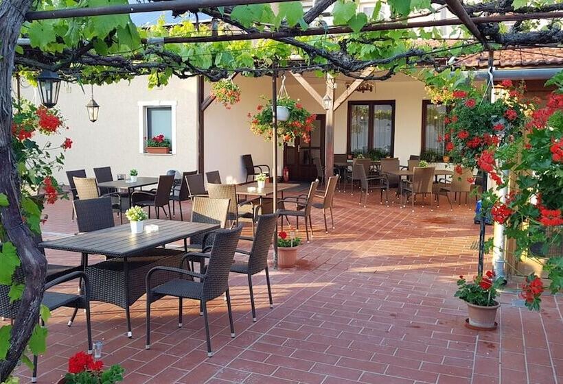 Forró Fogadó & Bauer Bistro