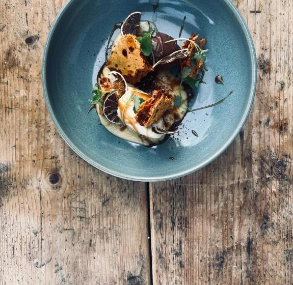 Хостел The Wheatsheaf Pub, Kitchen & Rooms