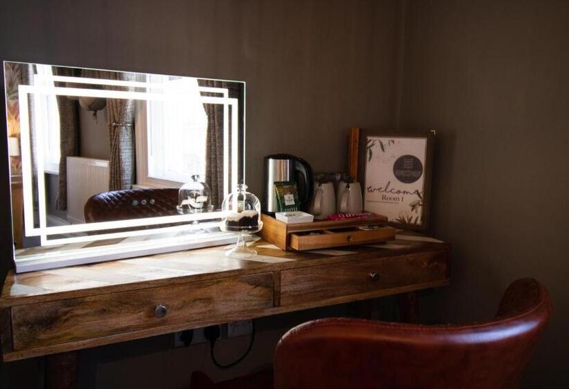 Хостел The Wheatsheaf Pub, Kitchen & Rooms