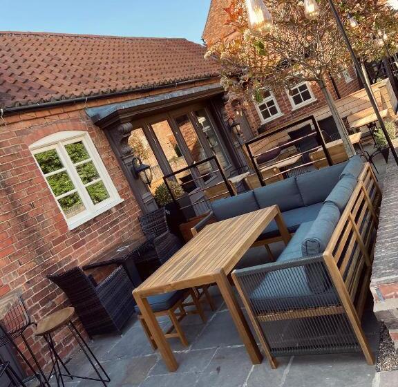 Хостел The Wheatsheaf Pub, Kitchen & Rooms