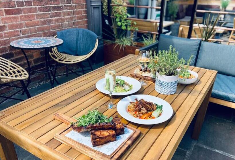 Хостел The Wheatsheaf Pub, Kitchen & Rooms