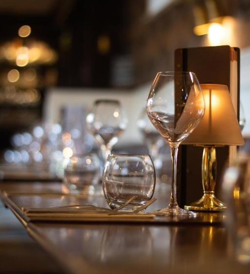 Хостел The Wheatsheaf Pub, Kitchen & Rooms