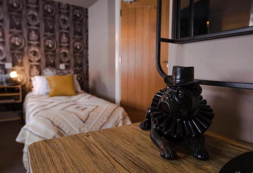 Хостел The Wheatsheaf Pub, Kitchen & Rooms