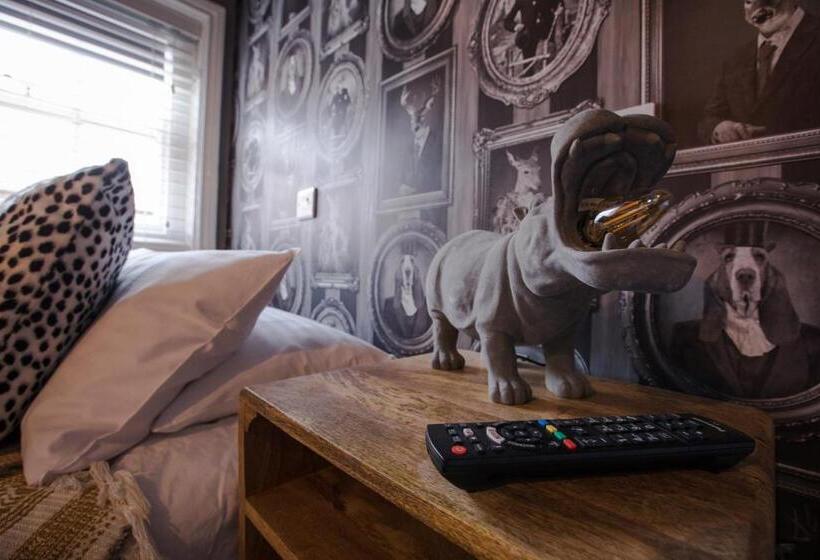 Хостел The Wheatsheaf Pub, Kitchen & Rooms