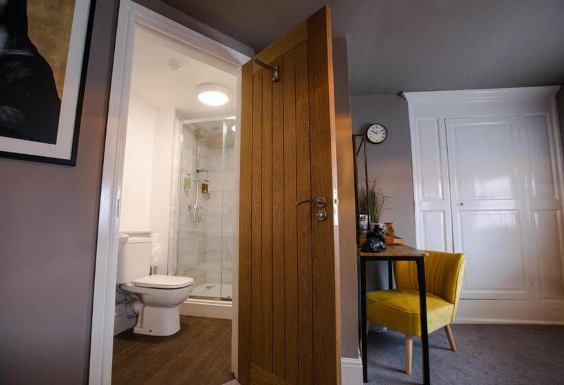 Хостел The Wheatsheaf Pub, Kitchen & Rooms