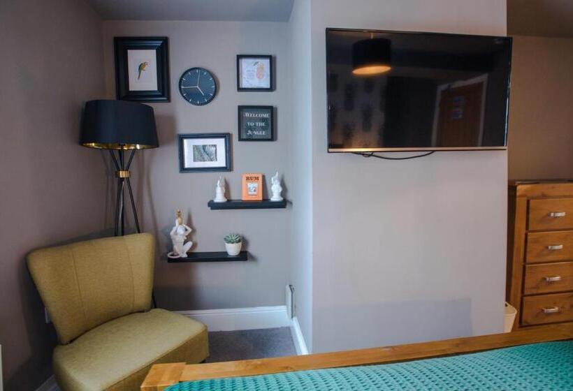 Хостел The Wheatsheaf Pub, Kitchen & Rooms