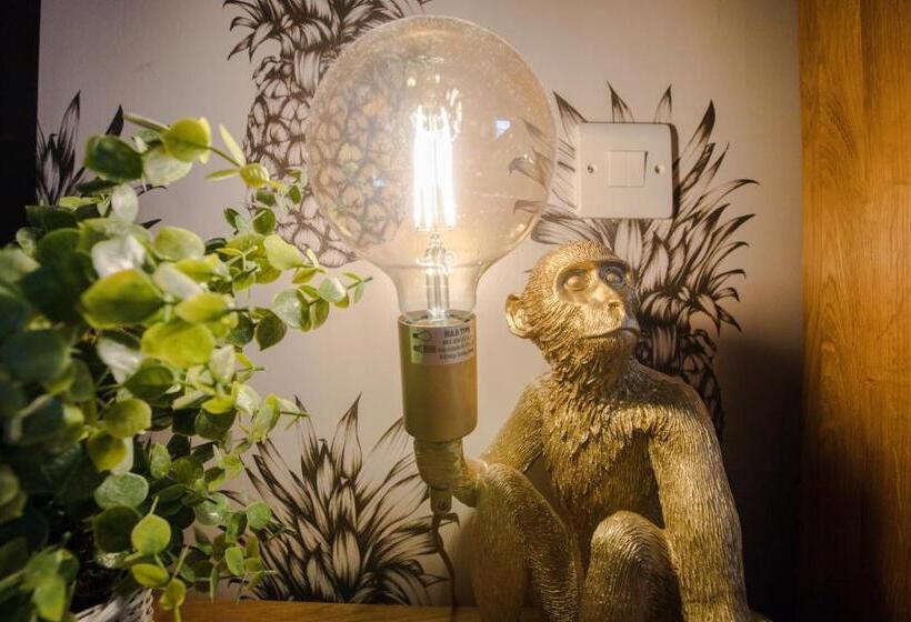 Хостел The Wheatsheaf Pub, Kitchen & Rooms