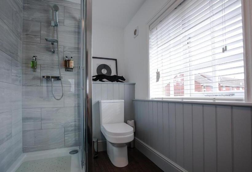 Хостел The Wheatsheaf Pub, Kitchen & Rooms