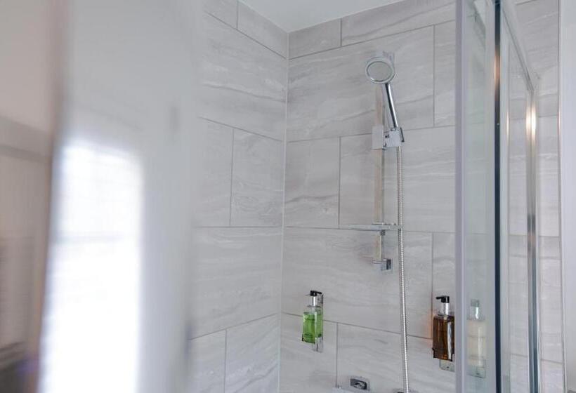 Хостел The Wheatsheaf Pub, Kitchen & Rooms