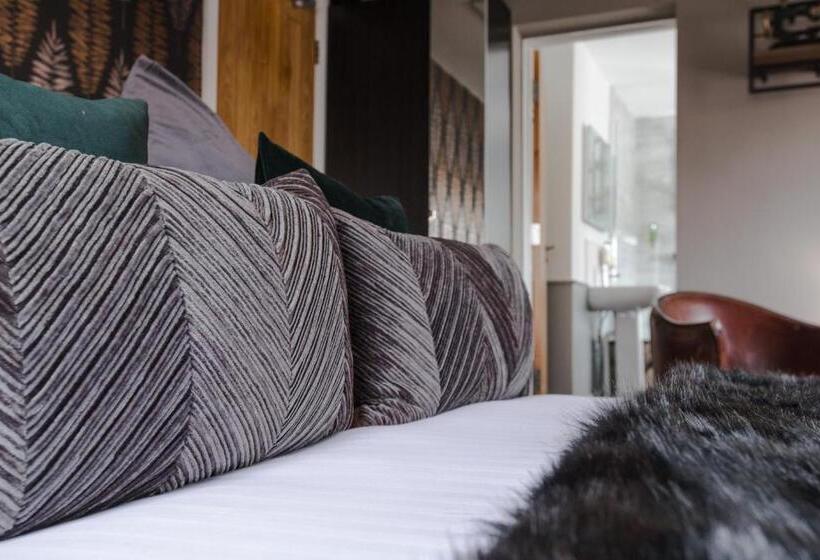 Хостел The Wheatsheaf Pub, Kitchen & Rooms