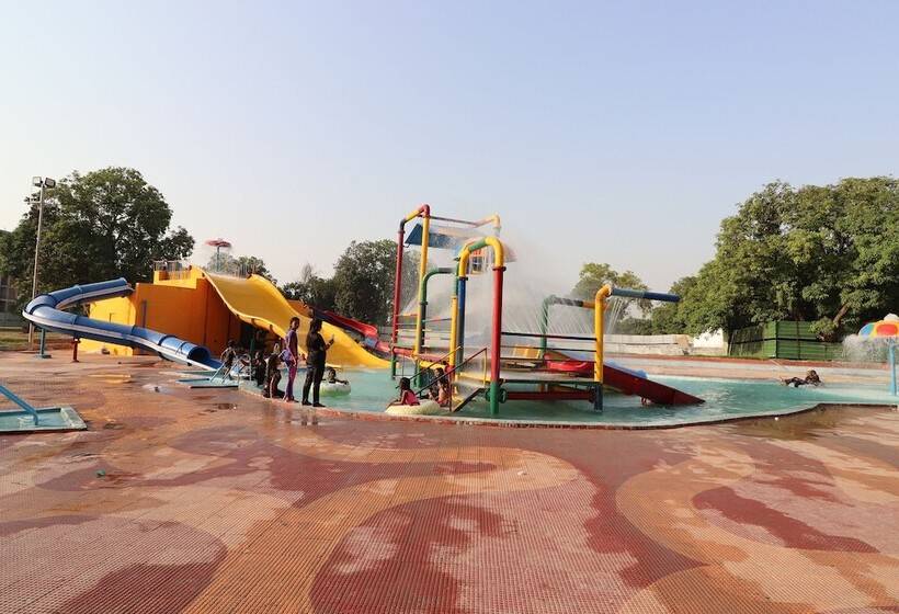 Отель Aamrapaali Water Park By Oyo Rooms
