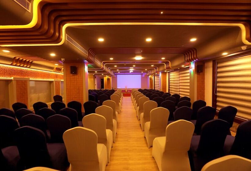 호텔 Bhavanam Regency