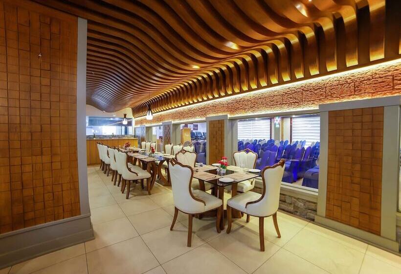 호텔 Bhavanam Regency