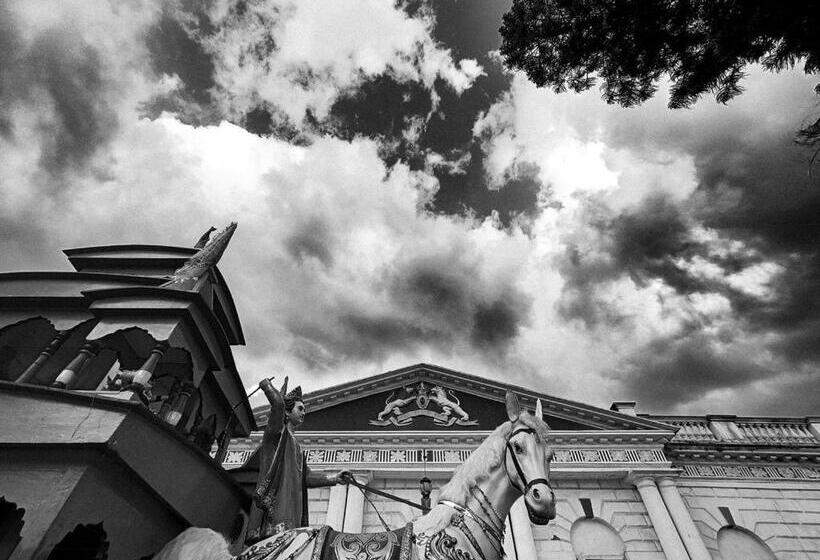 Отель Cossimbazar Palace Of The Roys