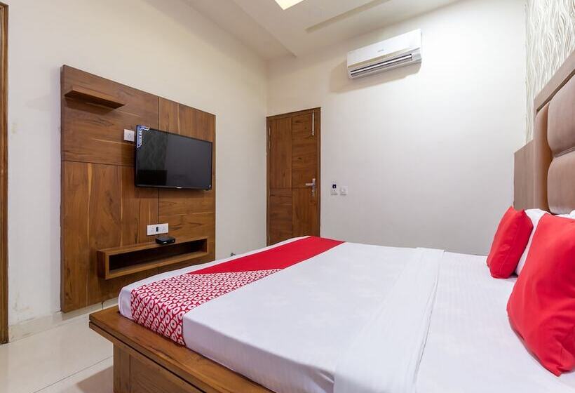 호텔 Crown By Oyo Rooms