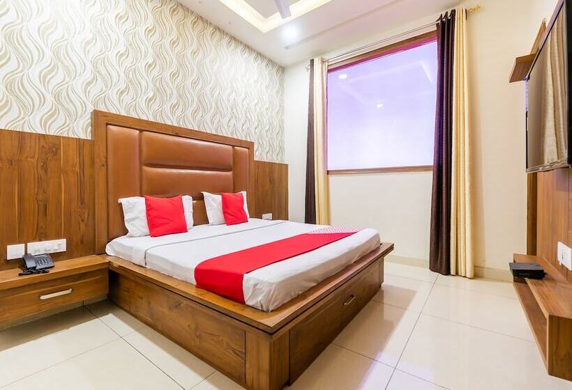 호텔 Crown By Oyo Rooms