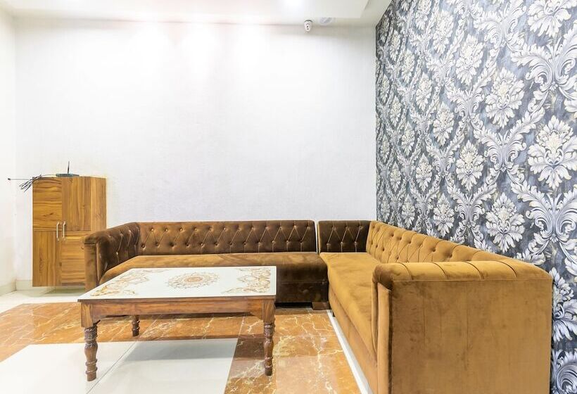 호텔 Crown By Oyo Rooms