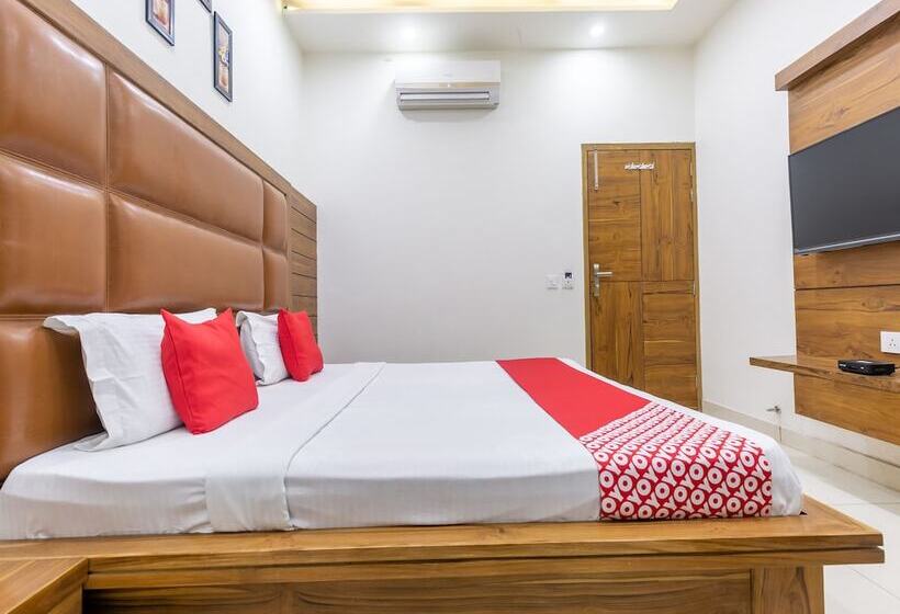 호텔 Crown By Oyo Rooms