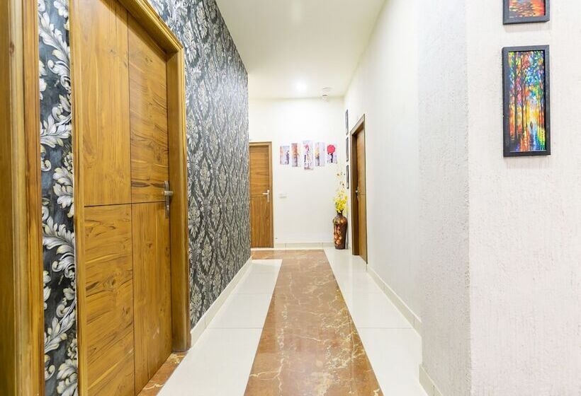 호텔 Crown By Oyo Rooms