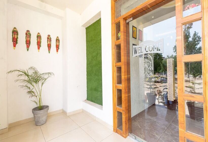 호텔 Crown By Oyo Rooms