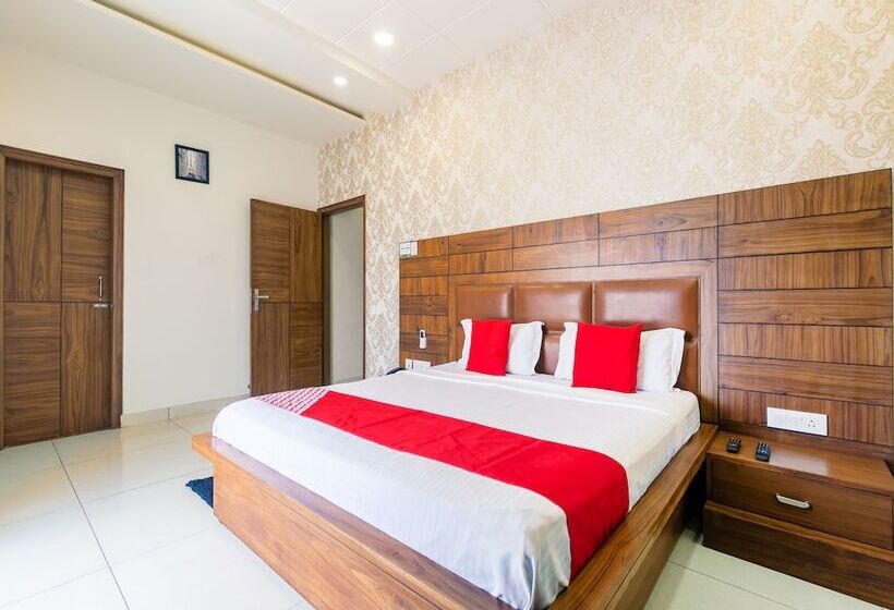 호텔 Crown By Oyo Rooms