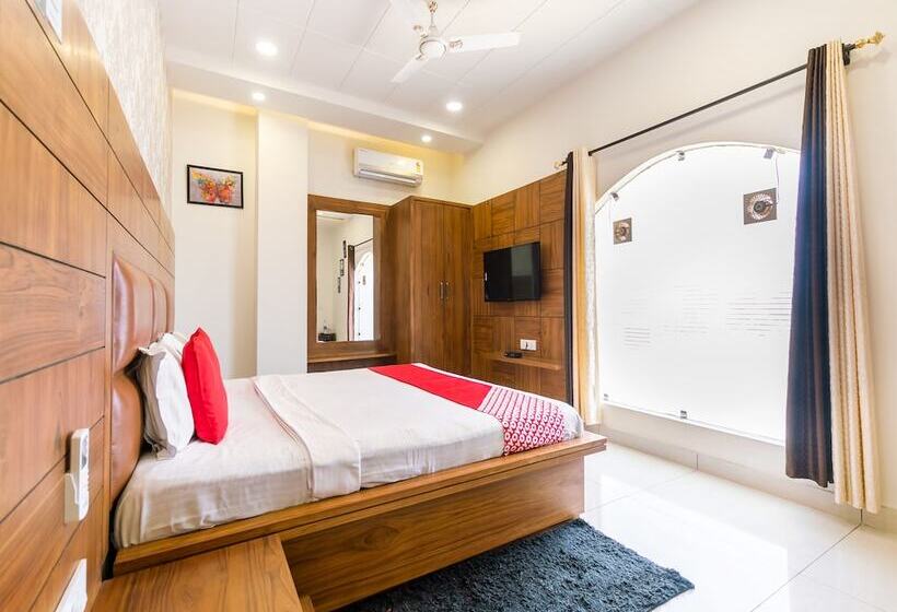 호텔 Crown By Oyo Rooms