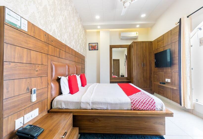 호텔 Crown By Oyo Rooms