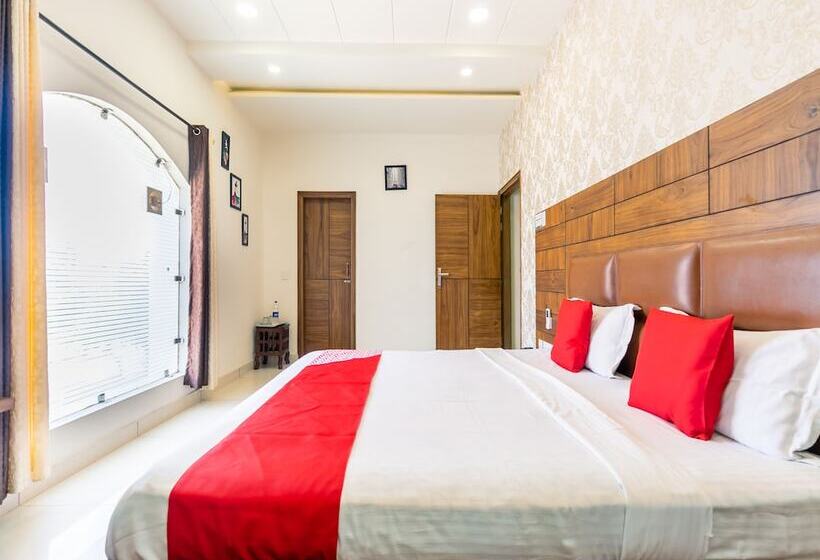 호텔 Crown By Oyo Rooms