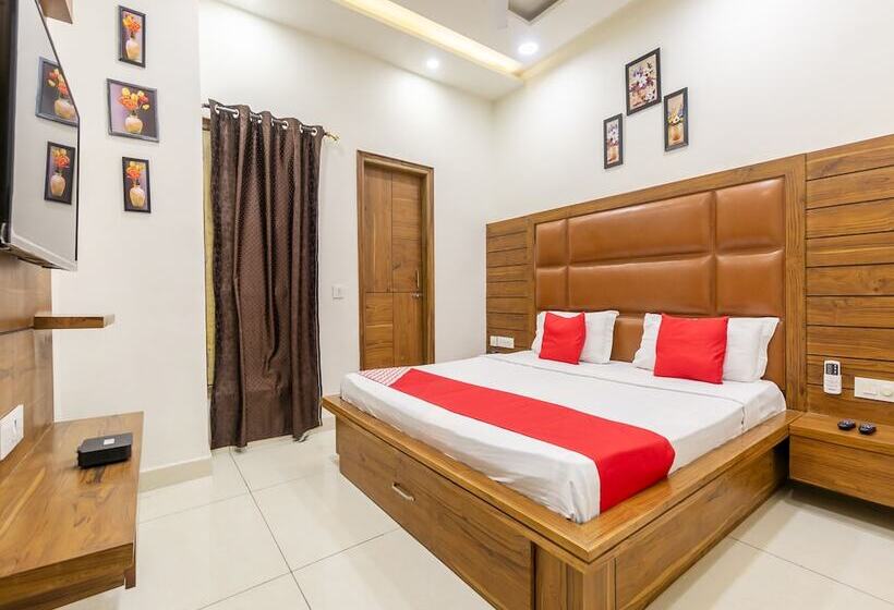 호텔 Crown By Oyo Rooms