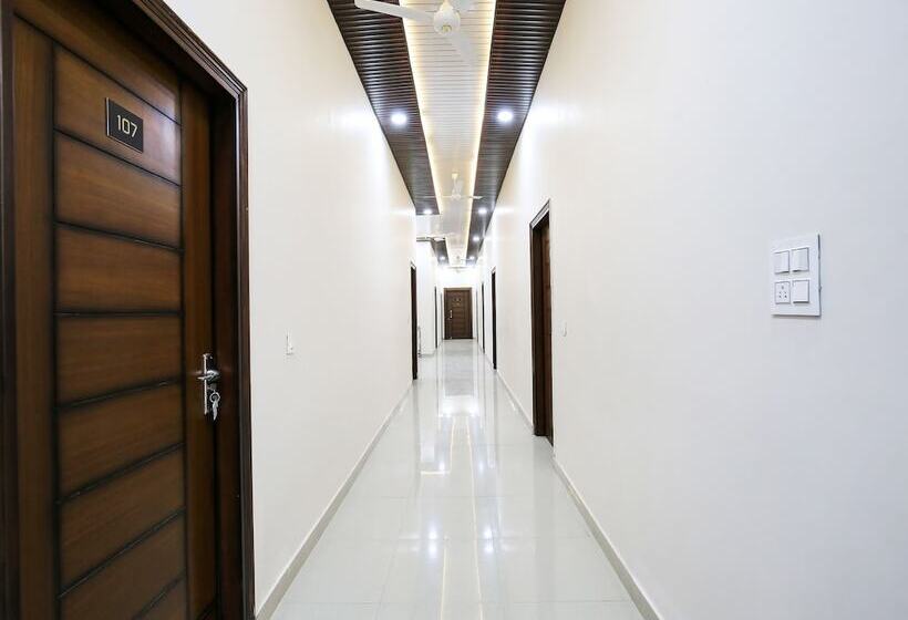 Отель Goldenland By Oyo Rooms