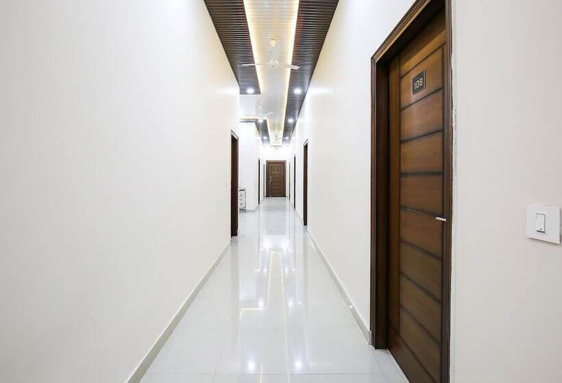 Отель Goldenland By Oyo Rooms