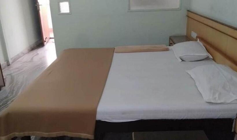 فندق Iroomz Hoysala Residency