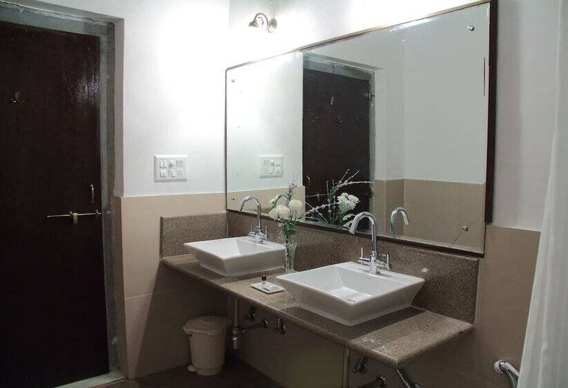 فندق Jhadol Safari Resort