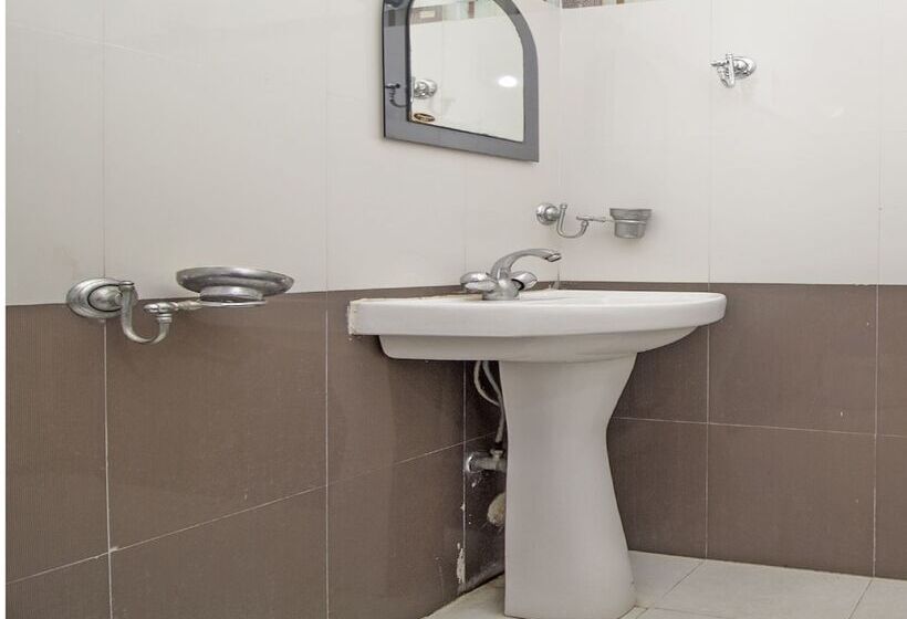 فندق Nandanik Palace By Oyo Rooms