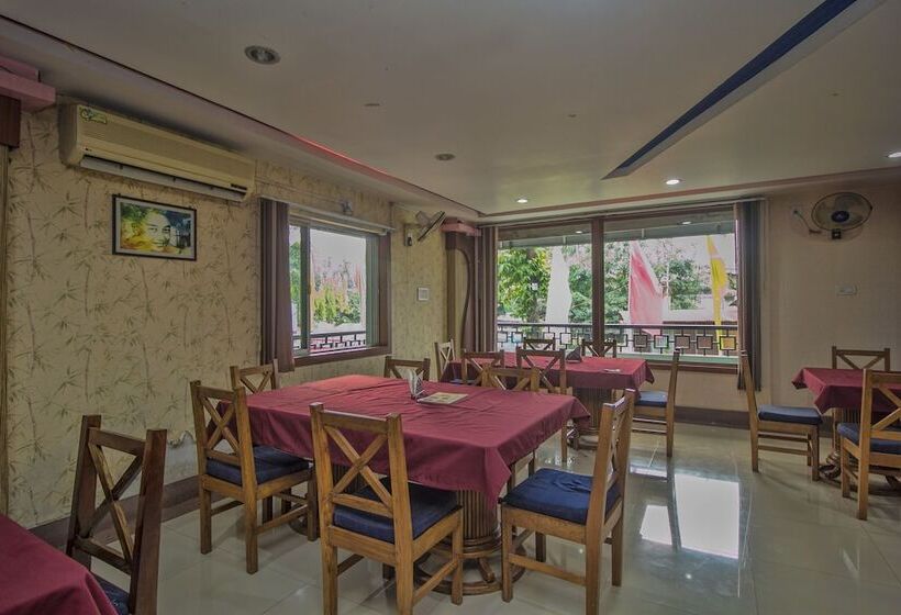 فندق Nandanik Palace By Oyo Rooms