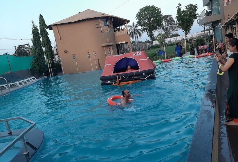 فندق Natraj & Resort