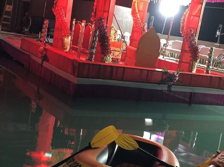 בית מלון כפרי Natraj & Resort