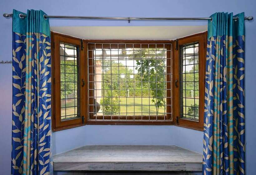 ホテル Oyo Home 16133 2bhk Luxury Farmhouse