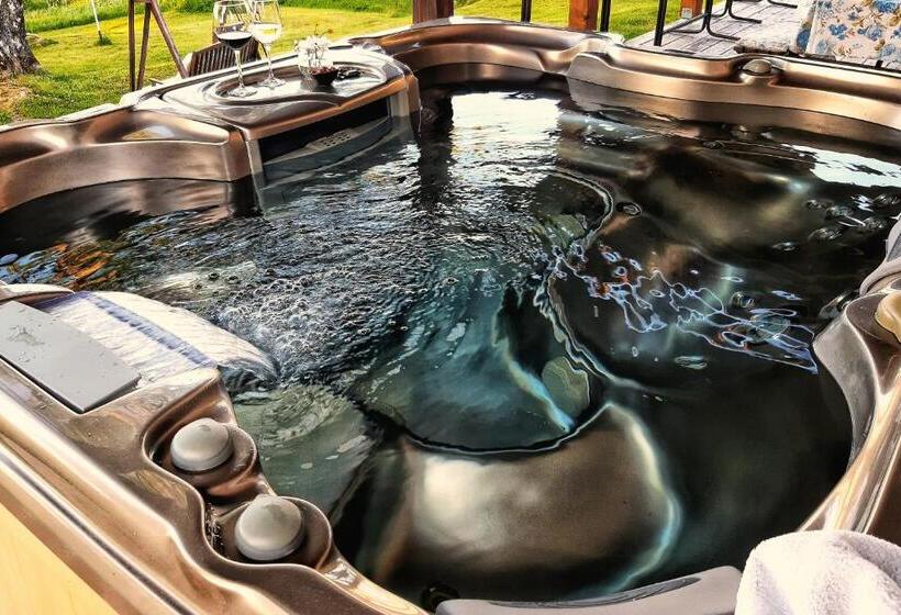 בית מלון כפרי Tesla's Gastro House Plitvice