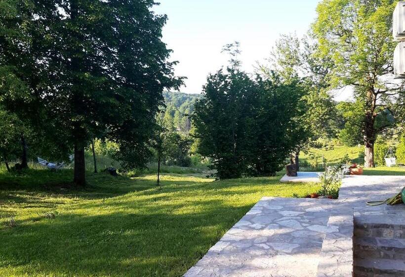 בית מלון כפרי Tesla's Gastro House Plitvice