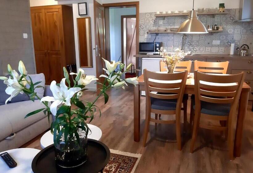 בית מלון כפרי Tesla's Gastro House Plitvice