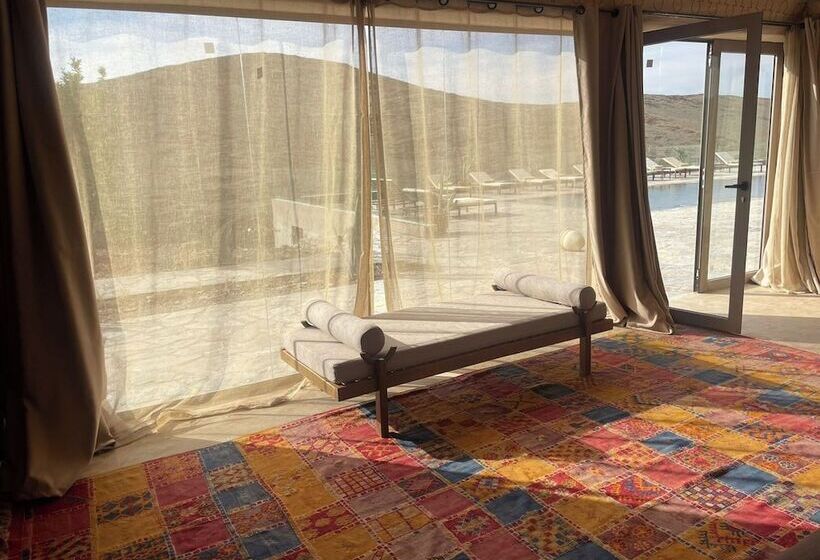 בית מלון כפרי The White Camel Lodge