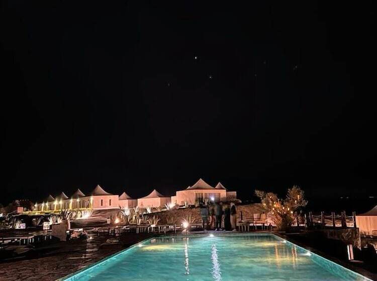 בית מלון כפרי The White Camel Lodge