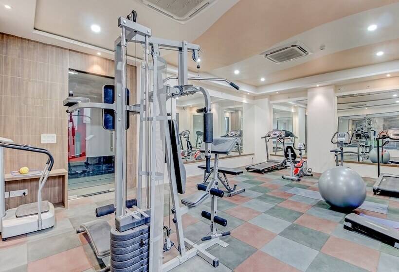 فندق Urbanite By Oyo Rooms