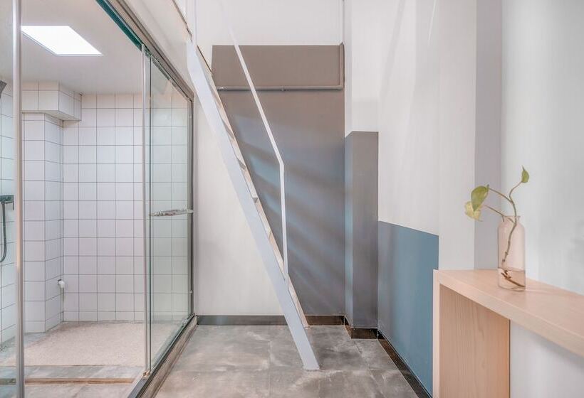 Отель Young Inn