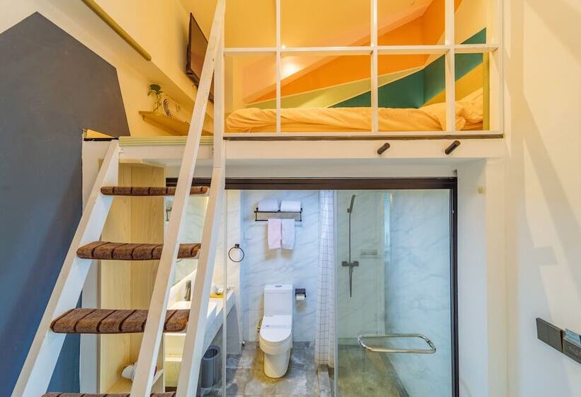 Отель Young Inn